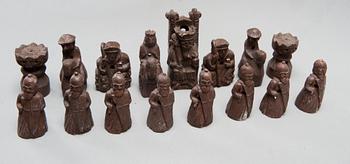 A SET OF  31 PLASTER AND WOODEN CHESSPIECES.