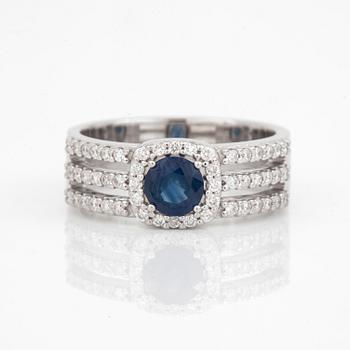 RING, 18K vitguld med safir ca 0.57 ct och briljantslipade diamanter totalt ca 0.34 ct. Total vikt ca 6,2 g.