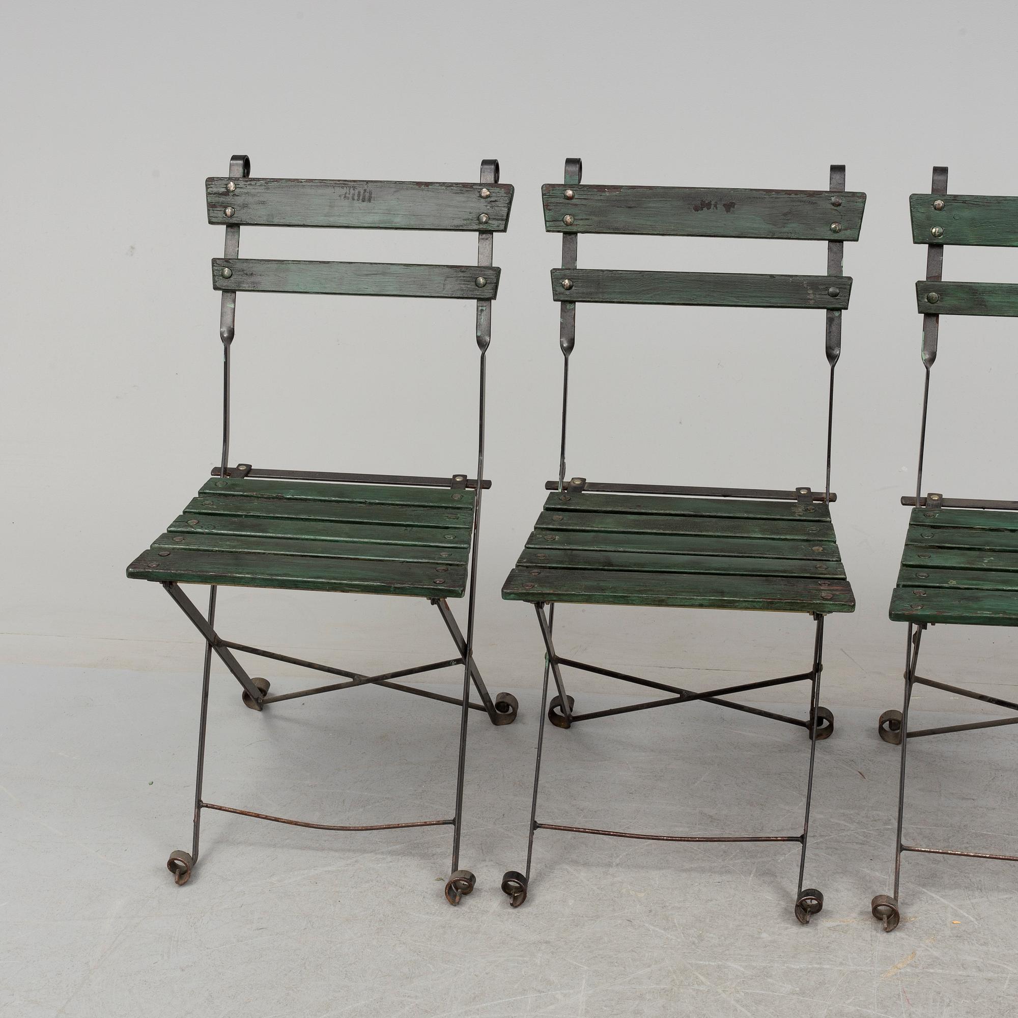 A Garden table and 4 chairs 20th century.