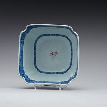 A famille rose and underglaze blue bowl, Qing dynasty, Qianlong (1736-95).