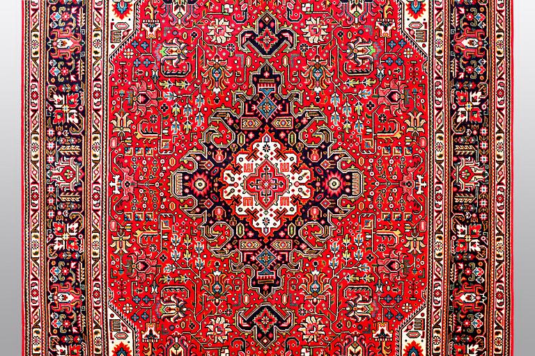 A carpet, Tabriz, ca 290 x 200 cm.