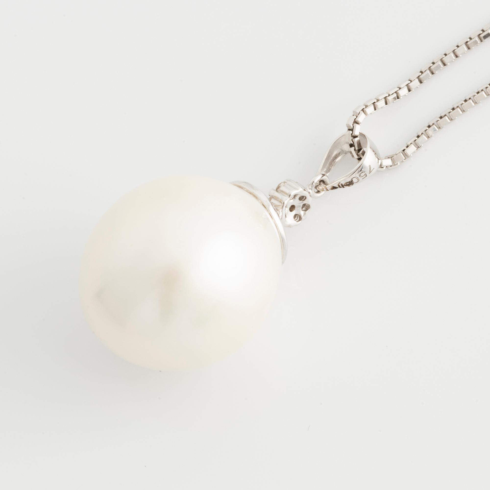 Hängsmycke med odlad sötvattenspärla och briljantslipade diamanter.