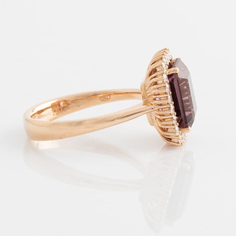 Ring, cocktail ring with tourmaline and brilliant-cut diamonds.