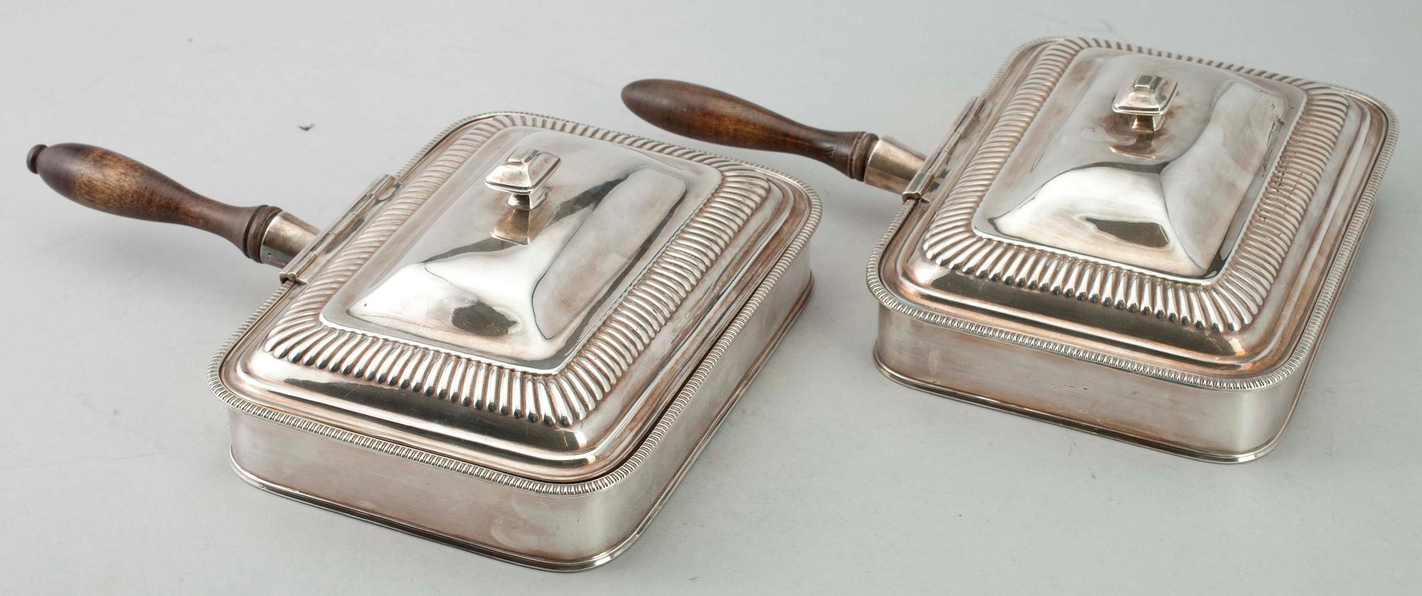 SERVERINGSKÄRL, 2 st, nysilver, trol. England.