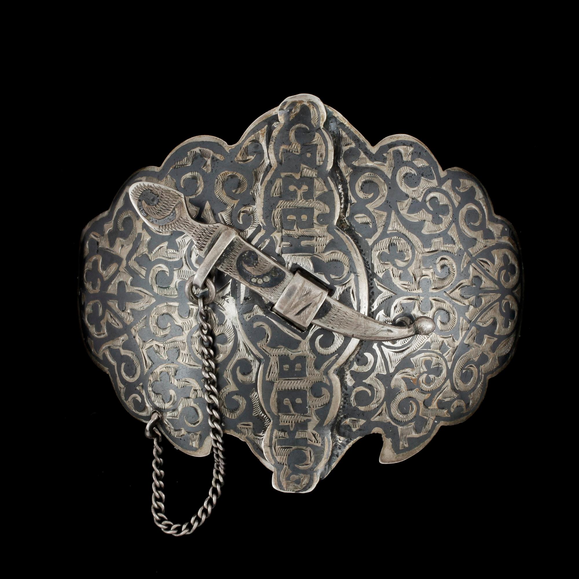 SKÄRPSPÄNNE/BROSCH, silver, Ryssland sent 1800-tal. Vikt ca 30 gram.