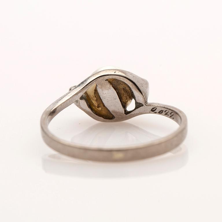 Ring, 18K vitguld, med pärla och briljanter.