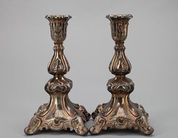 LJUSSTAKAR, ett par, silver. Auran Kultaseppä, Åbo 1988.