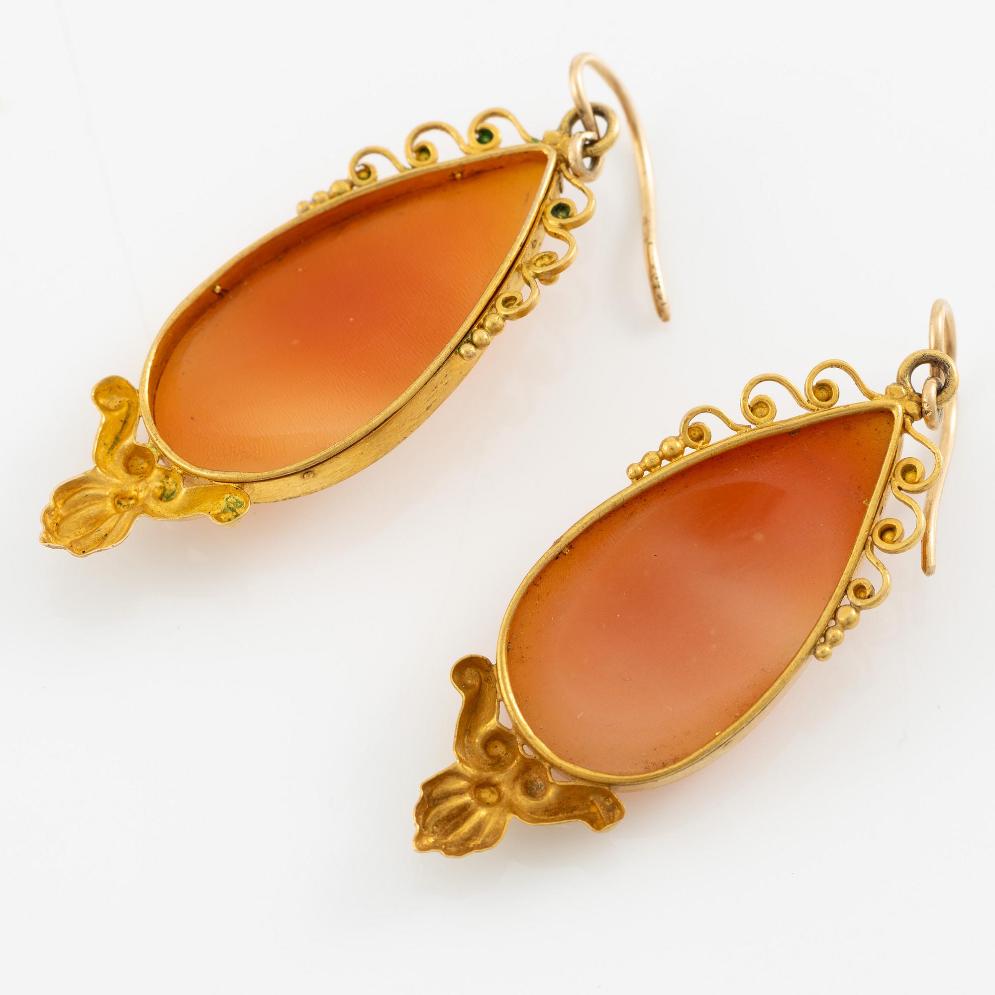 A pair of earrings in 18K gold with shell cameos.