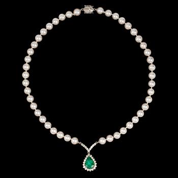 COLLIER, droppformad smaragd, ca 4.75 ct, briljantslipade diamanter, tot. ca 2 ct, samt odlade saltvattenspärlor, 8-8,5.