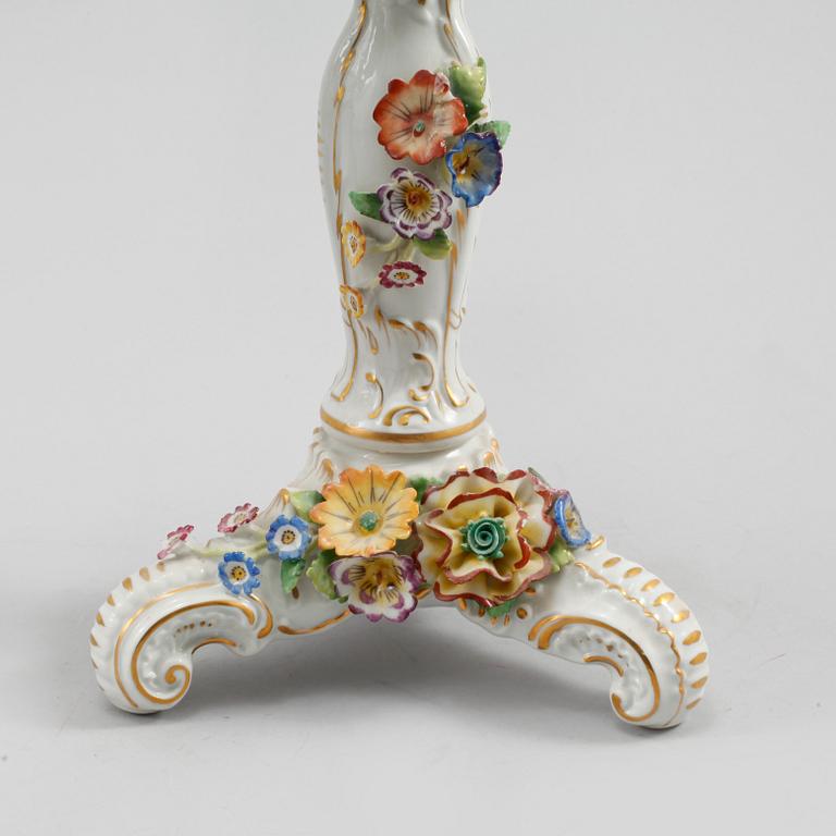 KANDELABRAR, ett par, rokokostil, porslin, von Schierholz, Tyskland, 1900-talets början.