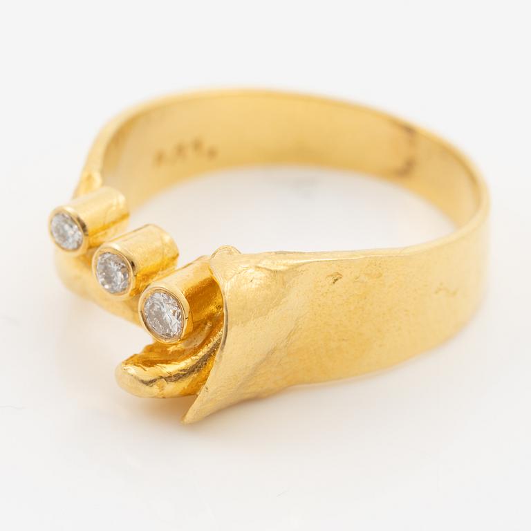 Ring in 18K gold set with three brilliant-cut diamonds.