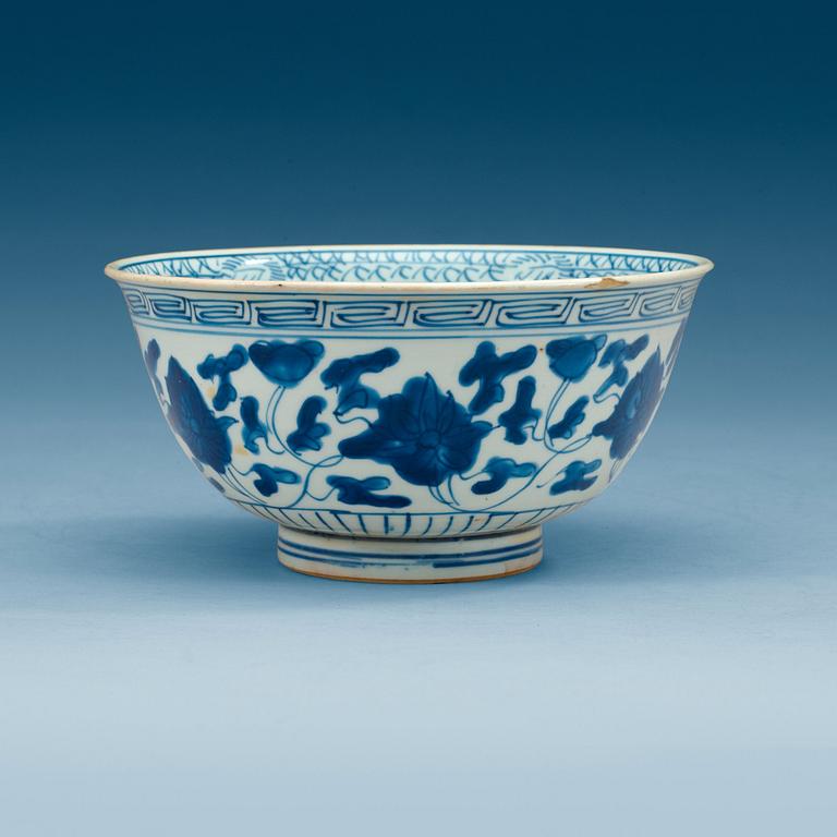 A blue and white bowl, 17th Century.