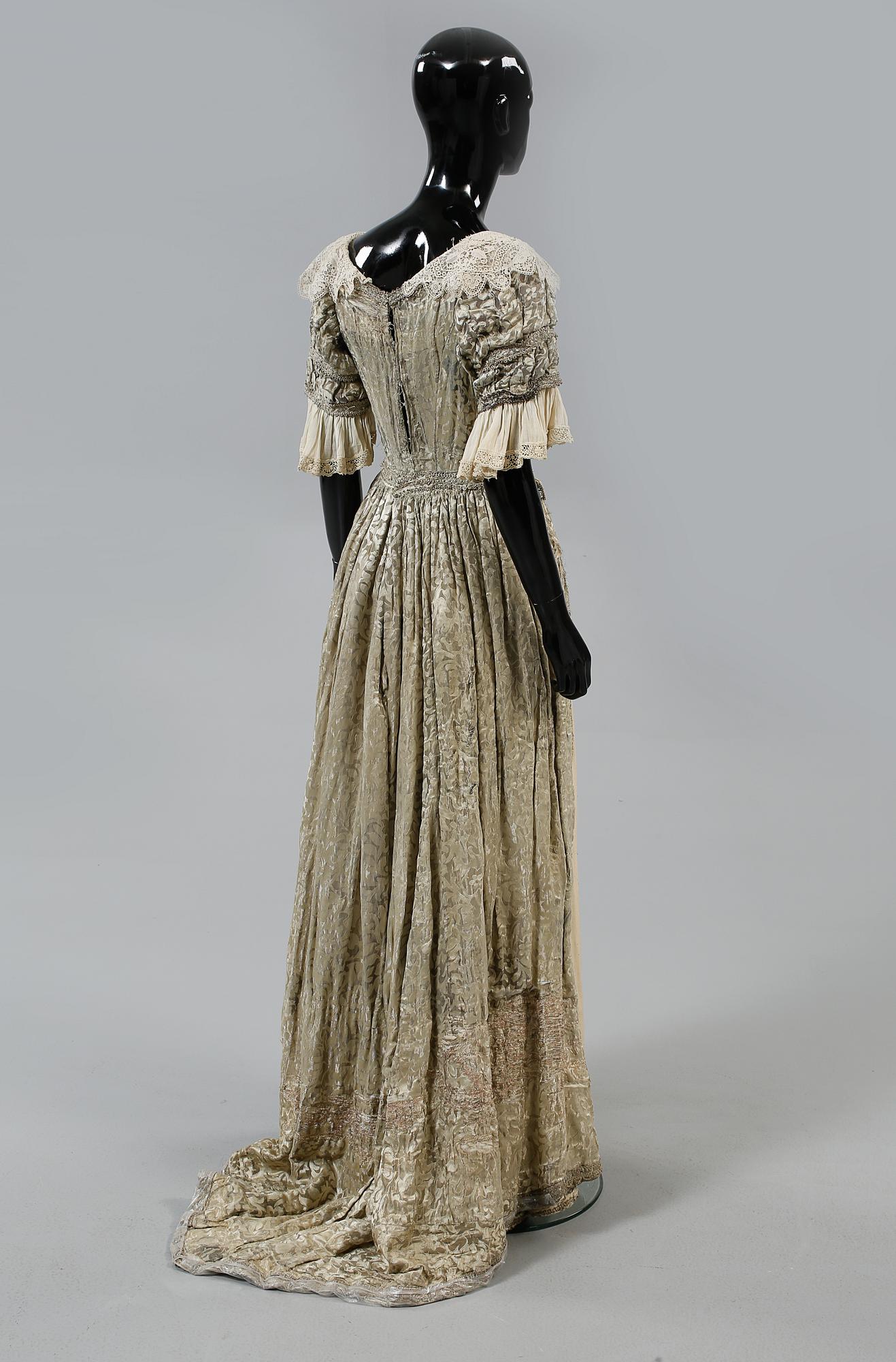 KOSTYM, 1900-talets första hälft.