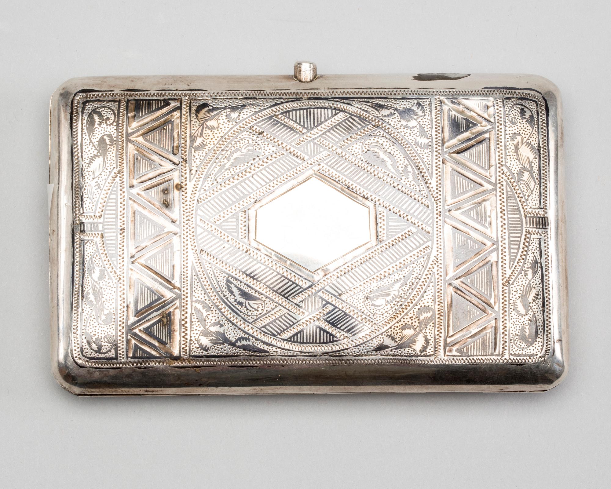 CIGARETTETUI, silver, Ryssland. 1896-1908. Vikt ca 140 gram.