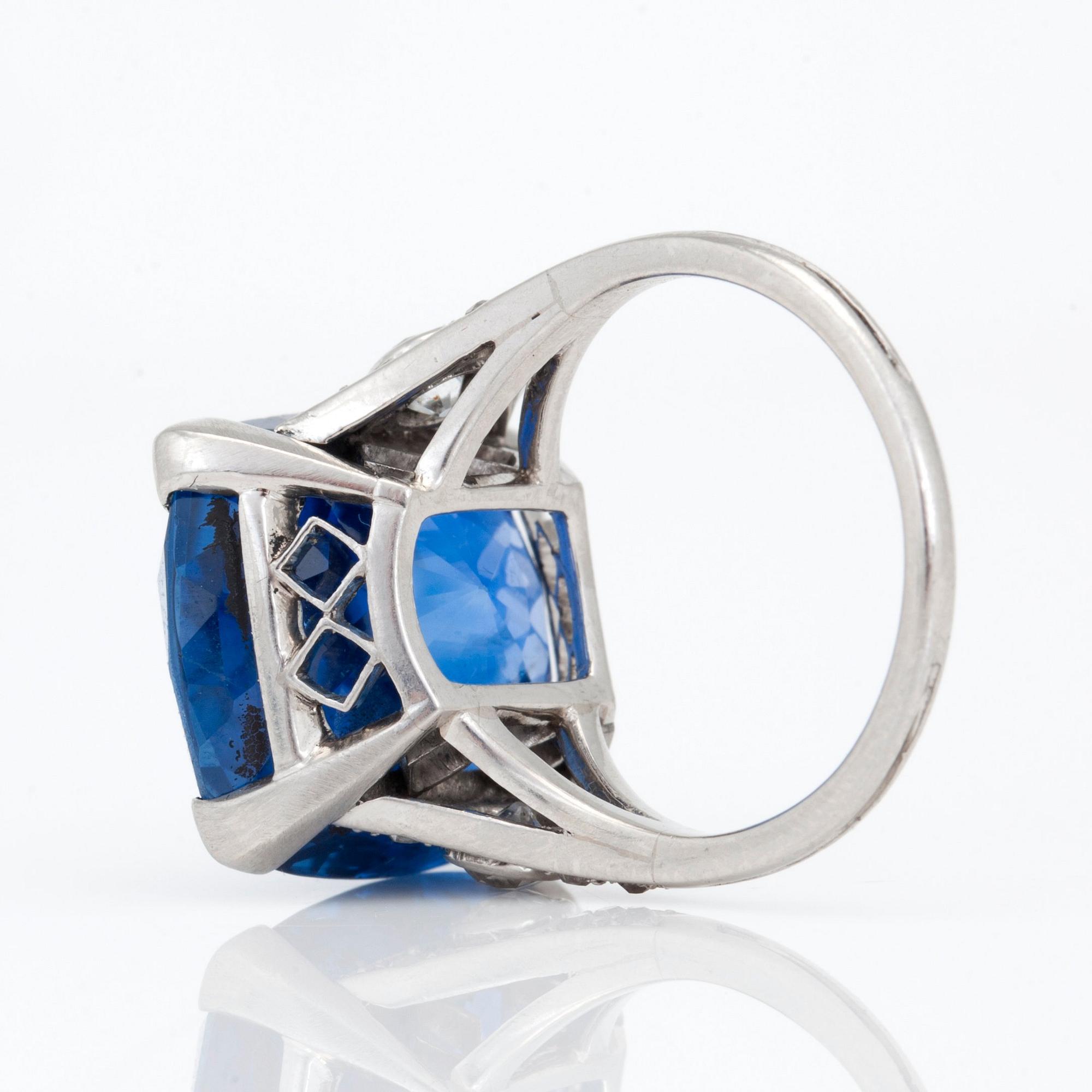 RING med obehandlad burmasafir 18.48 ct och gammalslipade diamanter totalt ca 0.33 ct.