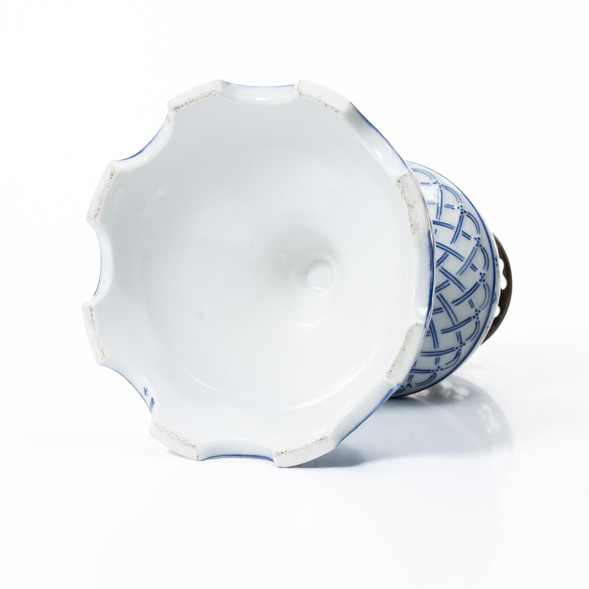 Royal Copenhagen, fotogenlampa, "Musselmalet", Danmark, 1870-90.