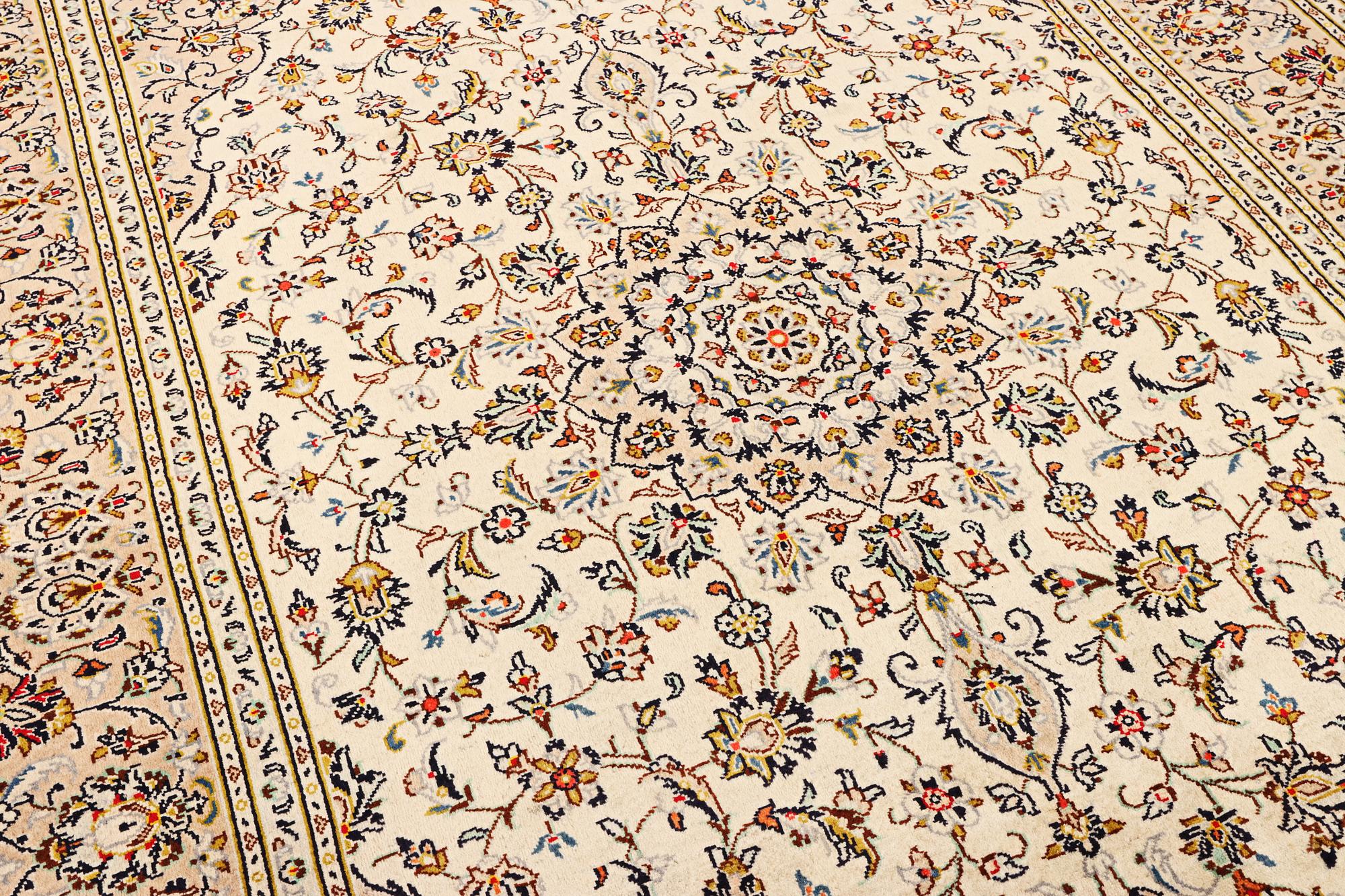 A Kashan carpet, c. 295 x 197 cm .
