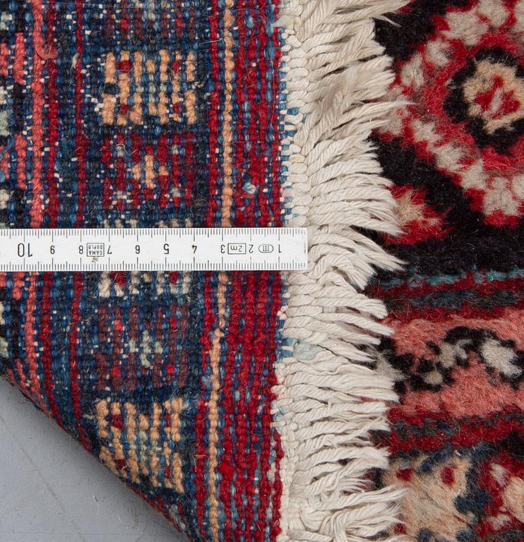 A carpet, semi-antique Mahal, ca 298 x 228 cm.