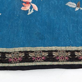 A Chinese embroidered silk robe, late Qing dynasty/early 20th Century.