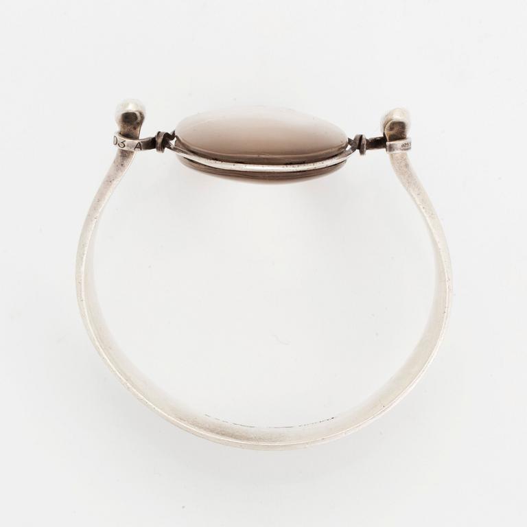 Vivianna Torun Bülow-Hübe, armring, Georg Jensen Köpenhamn, 1945-77, sterling silver med rutilkvarts, designnr 205.