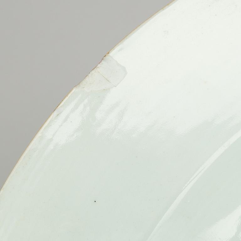 A large DISH and three Chinese export porcelain small plates, 18th-19th century.