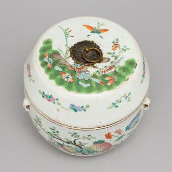 A large famille rose porcelain jar with cover, Qing dynasty, circa 1900.