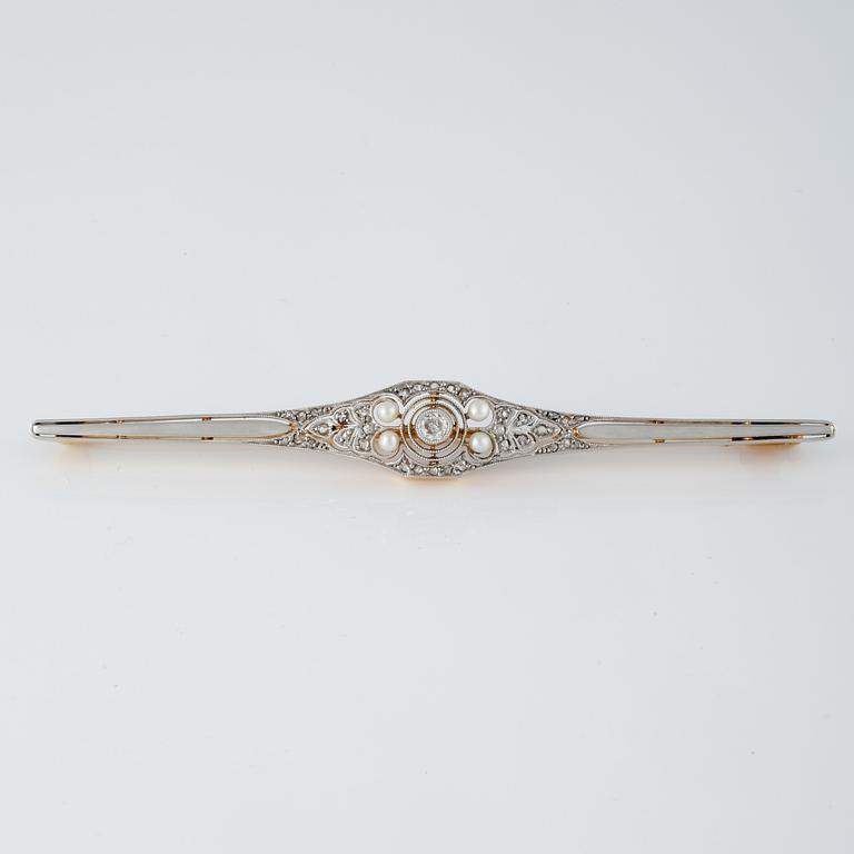 BROSCH, 18K guld samt platina med odlade små pärlor samt fasettslipade diamanter, importstämplad. Vikt 6,2 gram.