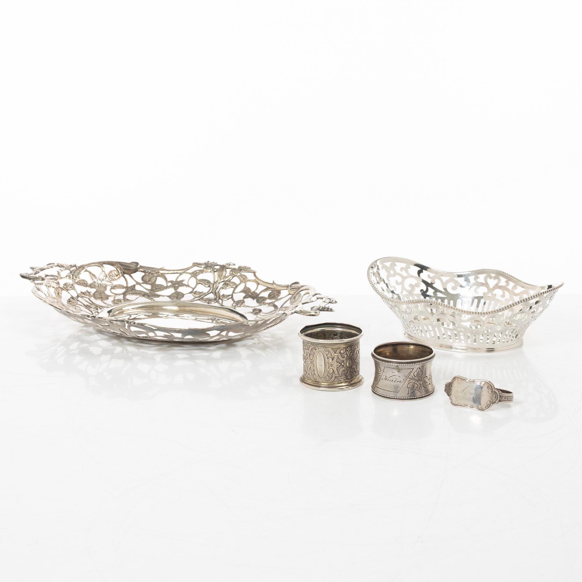 Brödkorgar, 2 st, samt servettringar, 3 st, silver, 1800-1900-tal.