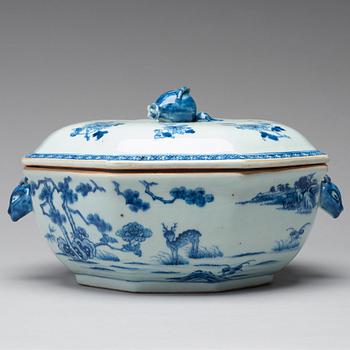 A blue and white tureen with cover and stand, Qing dynasty, Qianlong (1736-95).