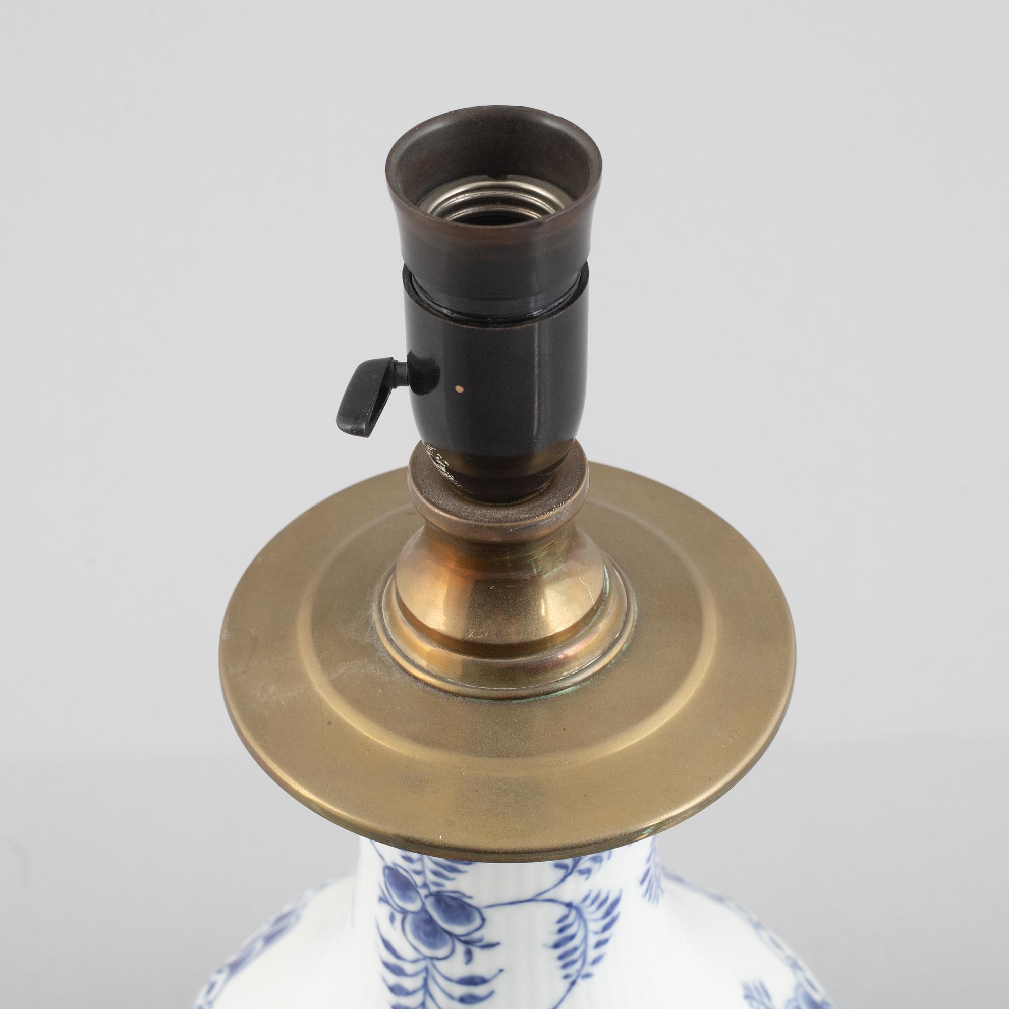 Bordslampa, porslin, Royal Copenhagen, "Musselmalet", modellnummer 1212, post 1923.