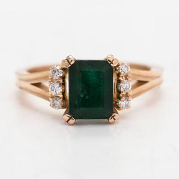 Ring, 14K guld, med en smaragd och diamanter tot ca 0.12 ct.