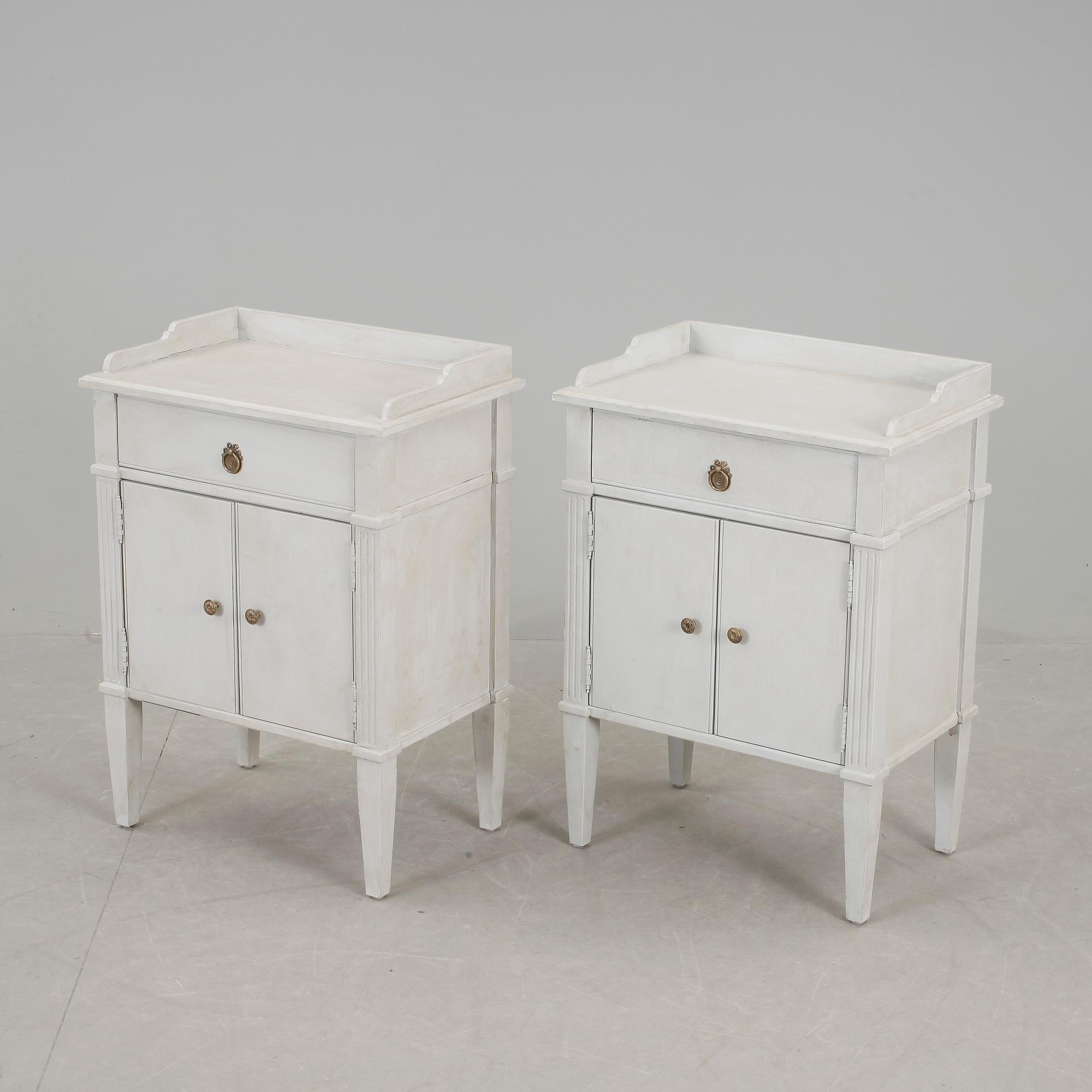 POTTSKÅP, ett par, gustaviansk stil, 1900/2000-tal.