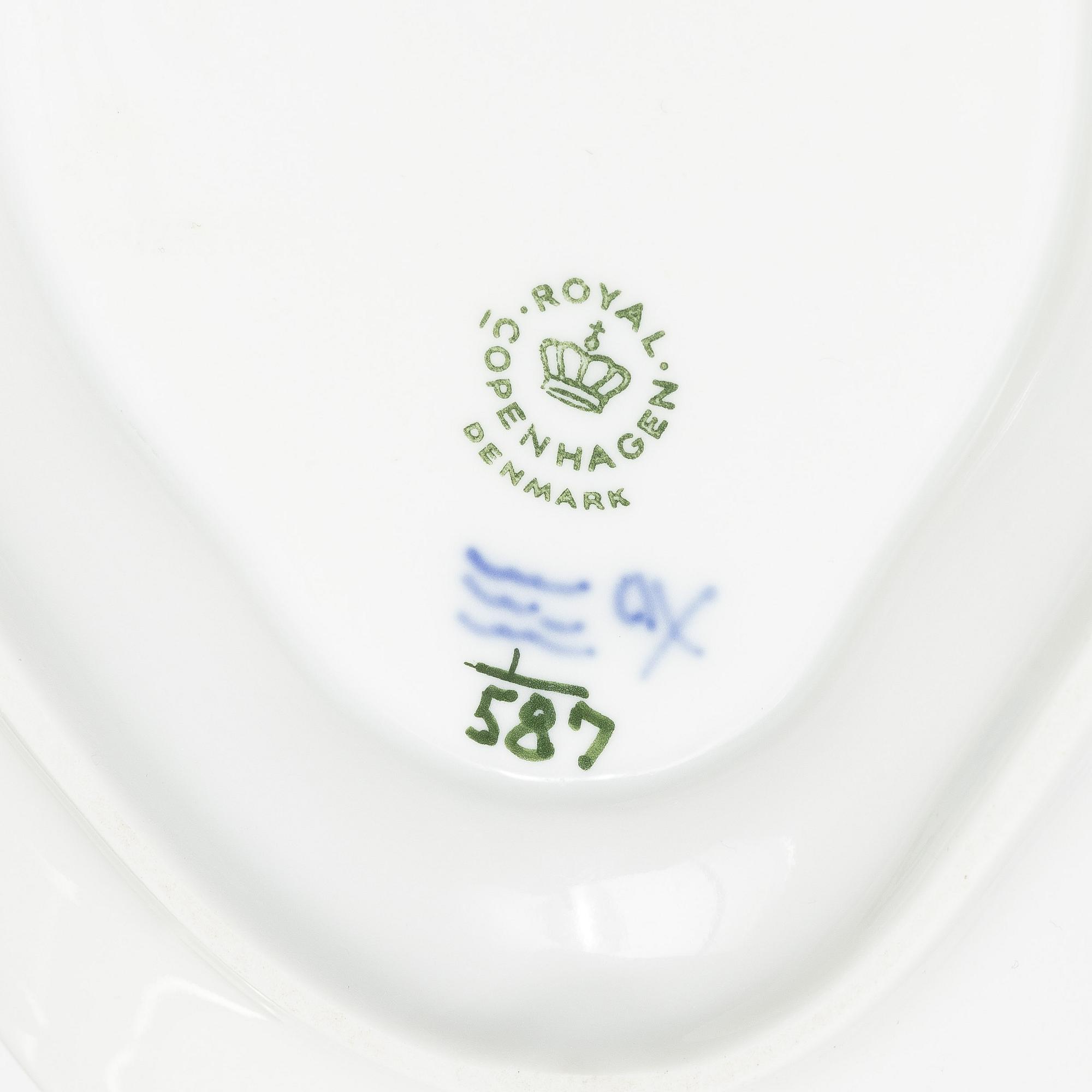 Royal Copenhagen, Servisdelar, 15 delar, porslin, "Musselmalet" halvblond respektive helblond, 1900-tal.