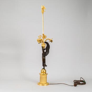 BORDSLAMPA, förgylld och patinerad brons, empirestil, 1800-talets andra hälft.