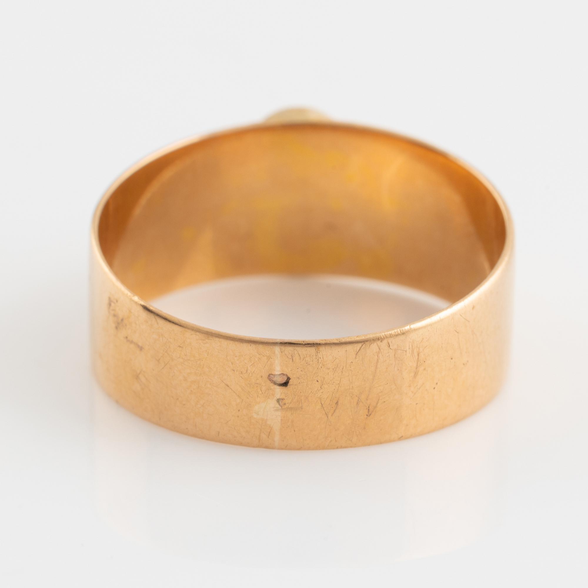 18K gold, onyx and seed pearl ring.