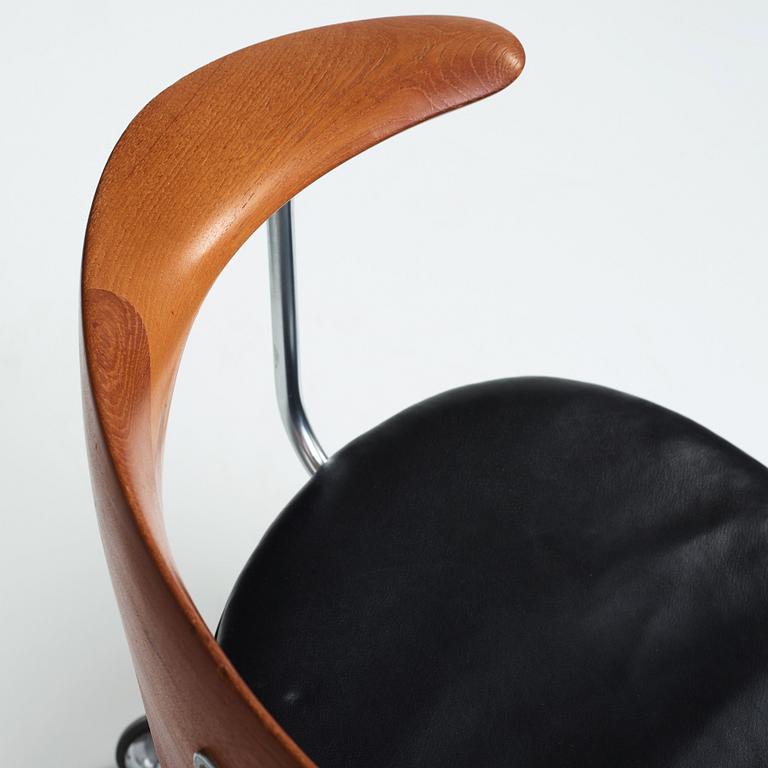 Hans J. Wegner, a "Swivel Chair" /JH502, executed by Johannes Hansen, Denmark 1960's.
