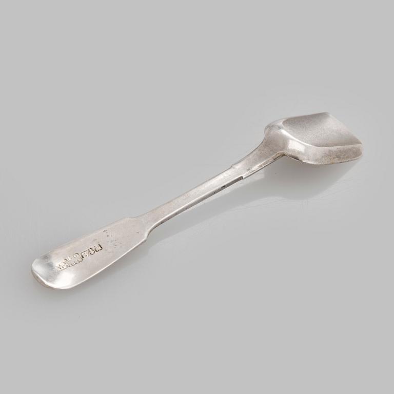 Bägare och saltkar med sked, silver, Ryssland.