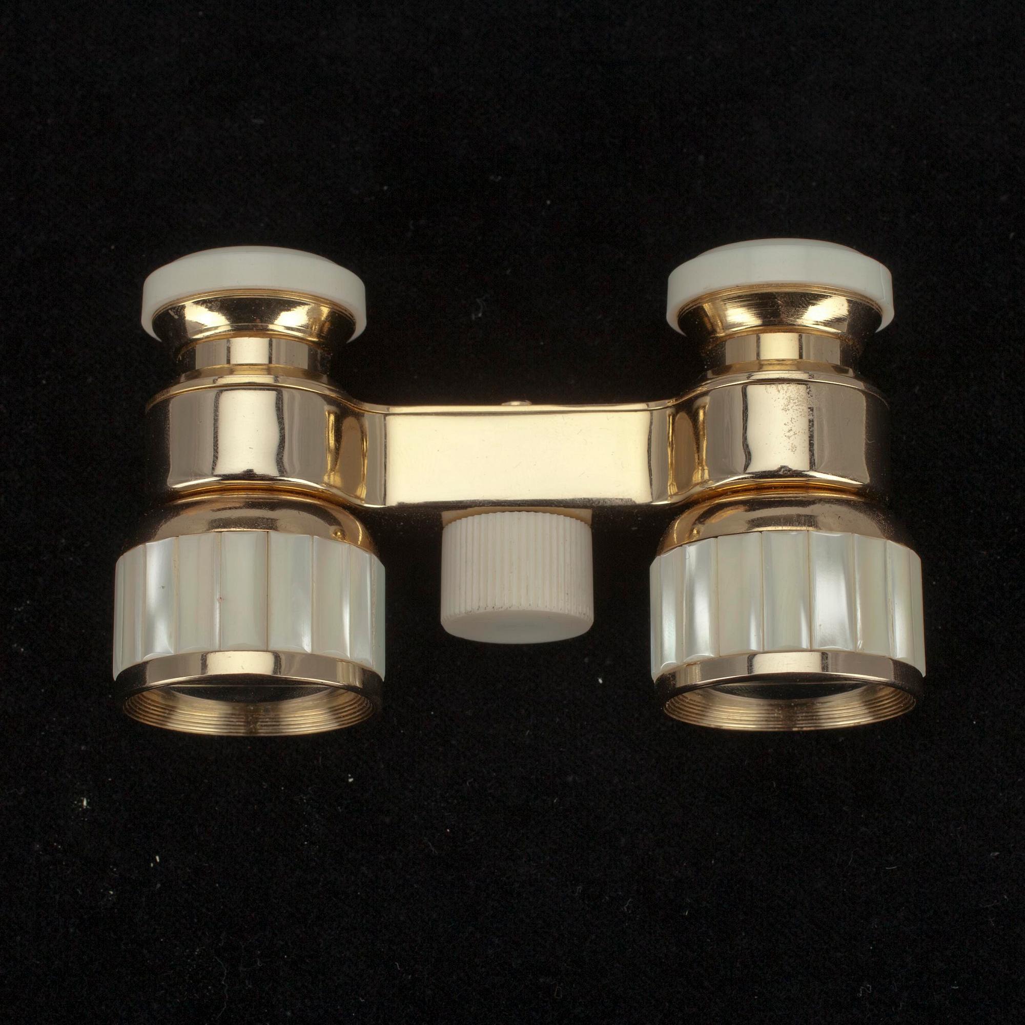 TEATERKIKARE, Hilka, 1900-tal, dekor i pärlemo, stomme i guldfärgad metall och vit plast.