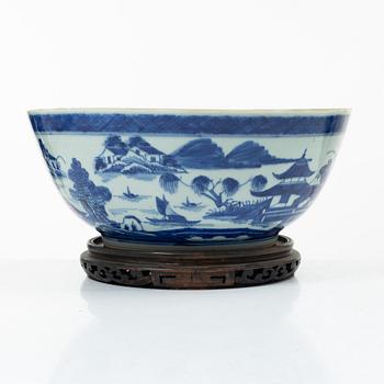 Bålskål, porslin, Kina, Jiaqing (1796-1822).