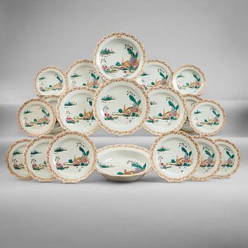 838. A famille rose dinner service, Qing dynasty, Qianlong (1736-95). (76 pieces).