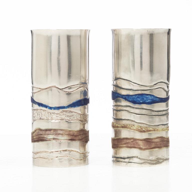 Lars Arby, bägare/vaser, ett par, sterlingsilver och emalj, Göteborg, 1982.