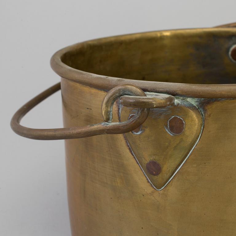 A BRASS BUCKET, 18th/19th century.