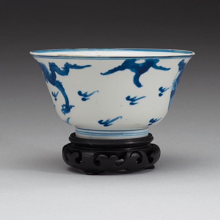 A blue and white dragibn and phoenix bowl, Qing dynasty (1662-1722).