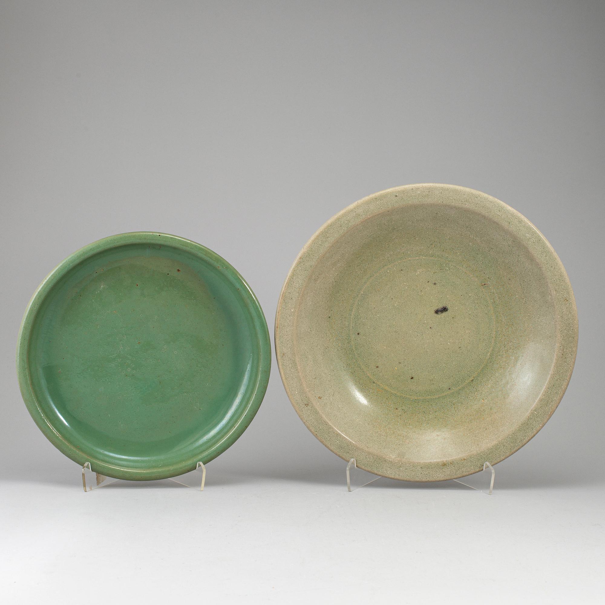 Two celadon dishes, Mingstyle, 20th Cenutry.