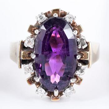RING, 14k guld, lila sten samt briljanter. Vikt tot  ca 7.8 g.