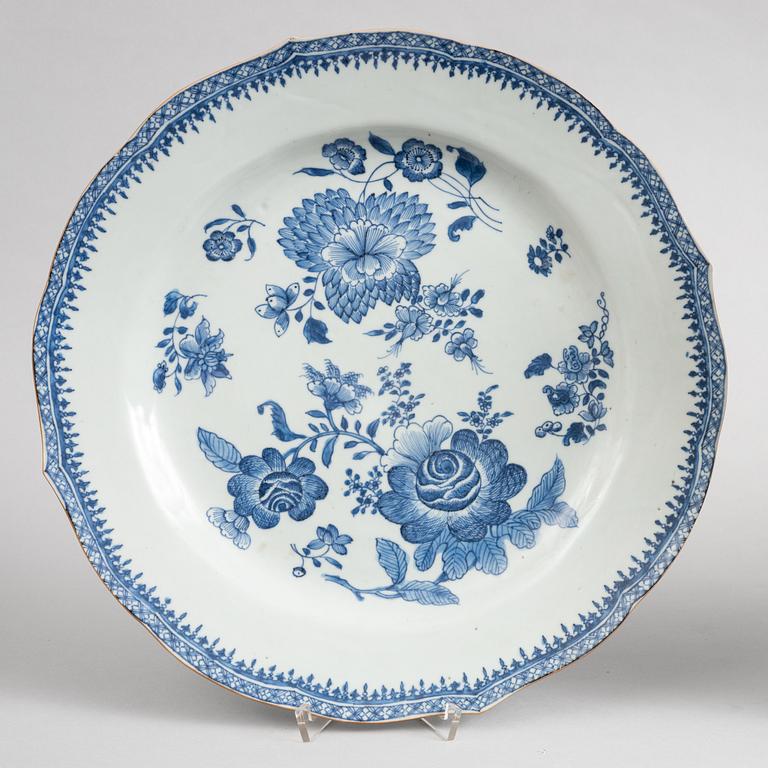 A blue and white dinner service, Qing dynasty, Qianlong (1736-95). (49 pieces).