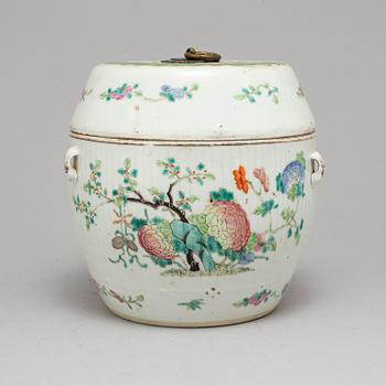 A large famille rose porcelain jar with cover, Qing dynasty, circa 1900.