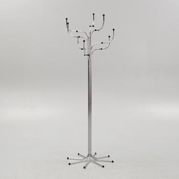 Sidse Werner, tamburmajor, "Coat Tree", Fritz Hansen, Danmark.