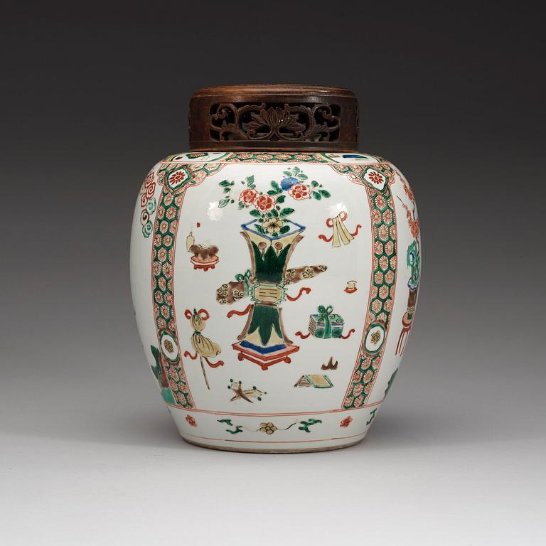 A famille verte jar, Qing dynasty (1644-1912).