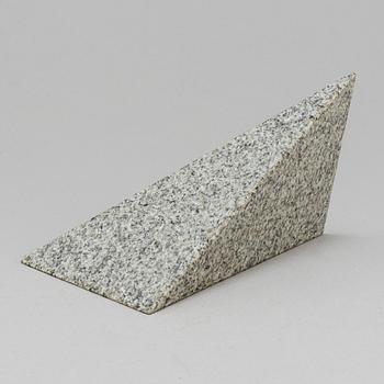 CAJSA HOLMSTRAND, skulptur granit, signerad och numrerad  4/30.